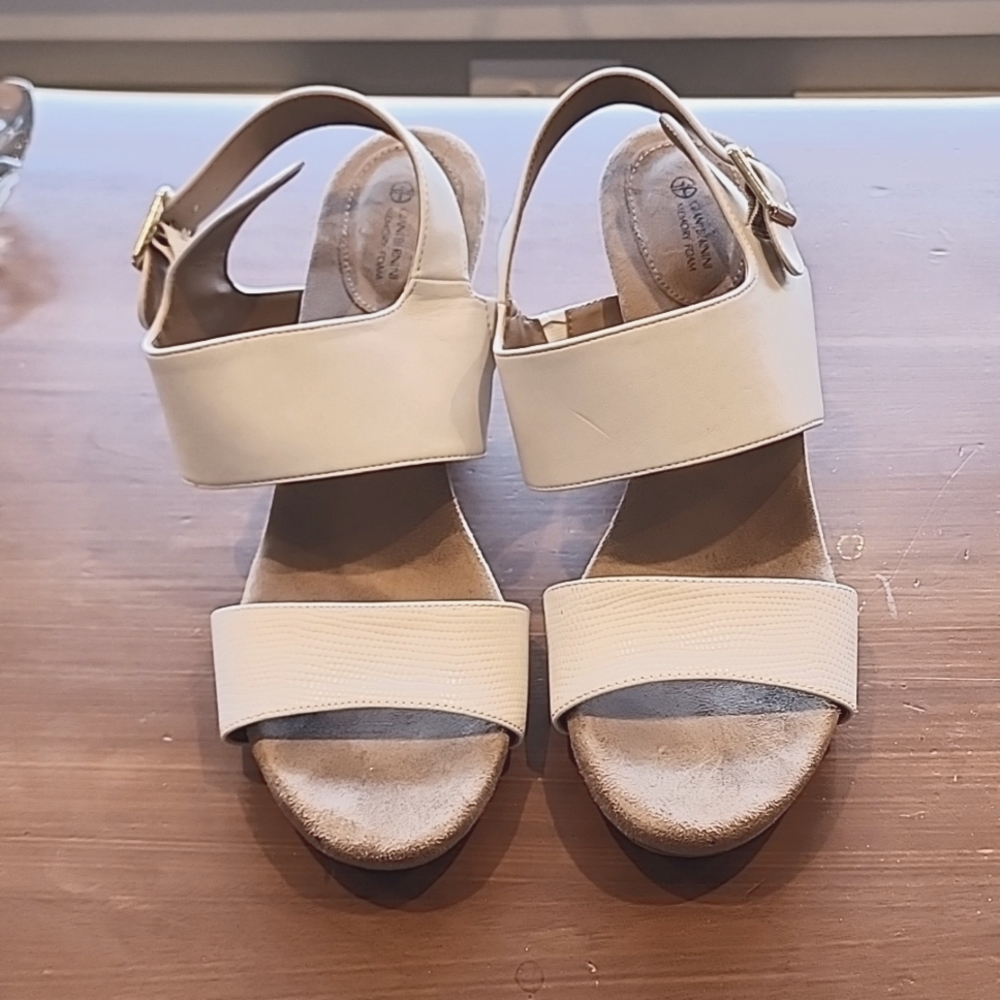 Women's Giani Bernini Size 9.5 White Memory Foam Sandal.
